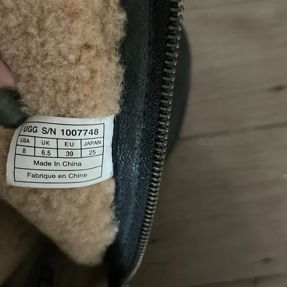 EUC Size 8 UGG boots - Picture 6 of 6